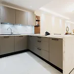 Apartman Modern 3br Maisonette With Private Bbq Area