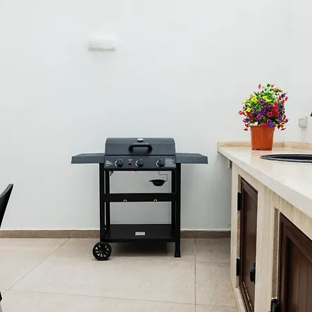 Apartment Modern 3br Maisonette With Private Bbq Area *
