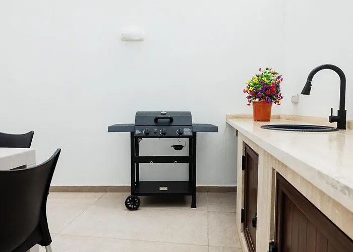 Apartman Modern 3br Maisonette With Private Bbq Area *